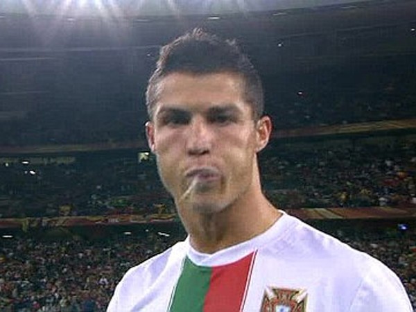 Thua trận, Ronaldo nhổ nước miếng vào ống kính máy quay