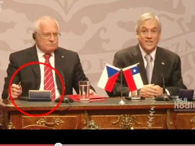 Tổng thống Vaclav Klaus lấy bút ra khỏi hộp Ảnh: Guardian