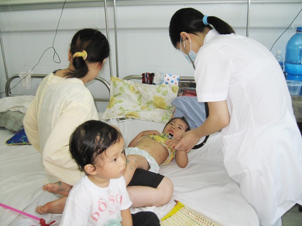 Điều trị trẻ mắc bệnh tay chân miệng Ảnh: Thái Hà