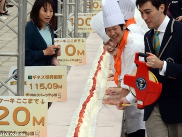 Sinh viên Nhật làm bánh dài nhất thế giới