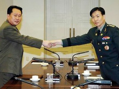 Trưởng đoàn Hàn Quốc, Đại tá Moon Sang-kyun (phải) và người đồng cấp Triều Tiên Ri Son Kwon trước khi bắt đầu cuộc đàm phán