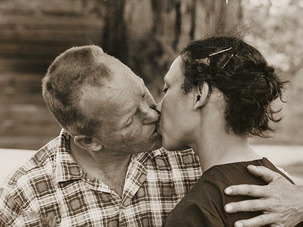 Richard và Mildred trao nhau nụ hôn khi Richard đi làm về tháng 4-1965 Ảnh: Grey Villet