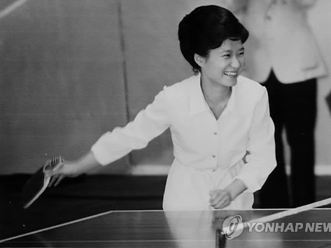 Cuộc đời nữ tổng thống đầu tiên của Hàn Quốc qua ảnh