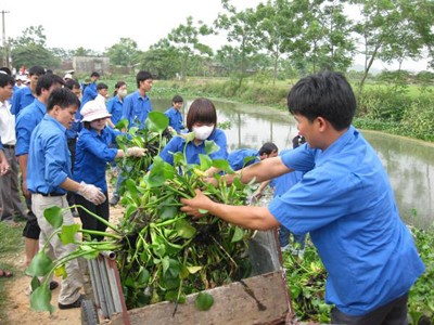 Tuổi trẻ Bắc Ninh làm sạch môi trường Ảnh: CTV