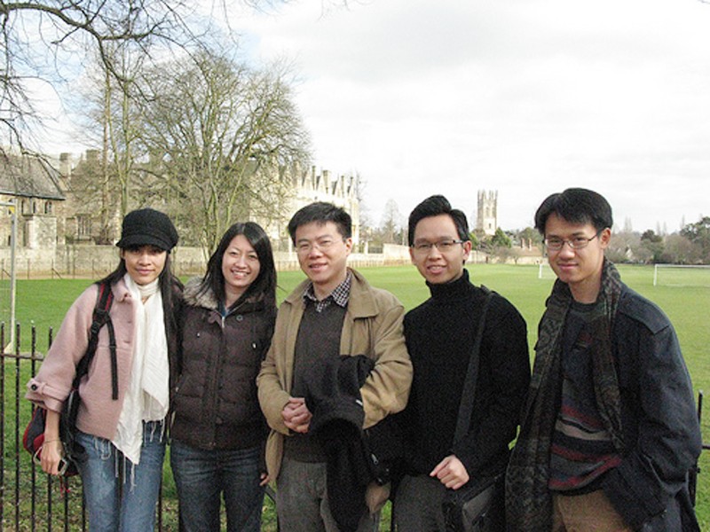 GS Ngô Bảo Châu (giữa) cùng các SV Việt Nam tại Harvard University
