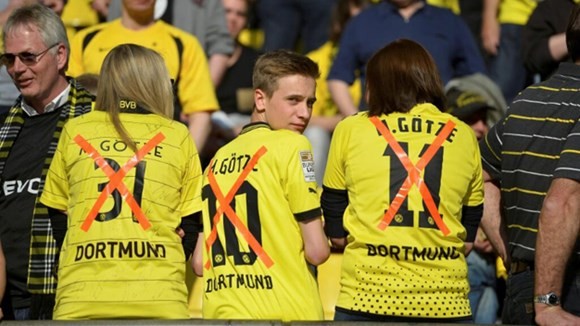 Fan Dortmund chửi Mario Goetze