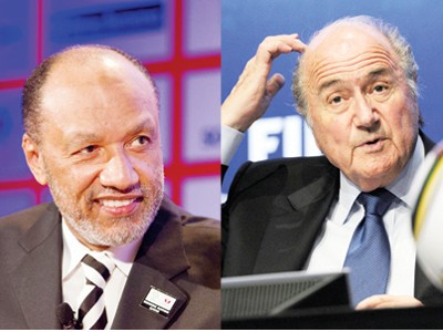 Chủ tịch FIFA Sepp Blatter (phải) đau đầu trước những đòn tấn công của chủ tịch AFC Bin Hammam