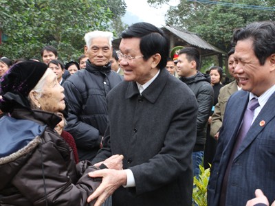 Chủ tịch nước Trương Tấn Sang thăm hỏi và chúc Tết nhân dân xã Tân Trào Ảnh: TTXVN