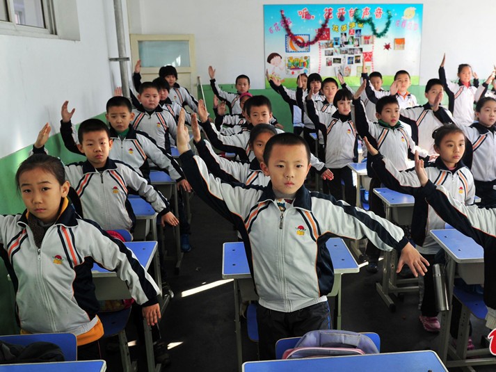 Học sinh tập võ trong lớp vì sân trường không khí ô nhiễm