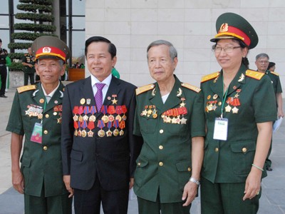 Anh hùng Lao động Lê Văn Kiểm ( thứ 2 từ trái sang) cùng các Anh hùng lực lượng vũ trang về dự Đại lễ 1.000 năm Thăng Long - Hà Nội