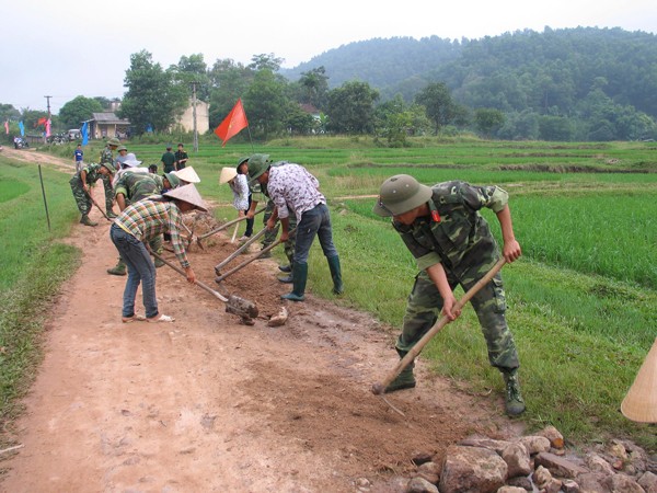 Cán bộ, chiến sĩ Lữ đoàn Pháo binh 382 giúp nhân dân xóm Phú Sơn (Bình Sơn - Sông Công - Thái Nguyên) làm đường nông thôn mới