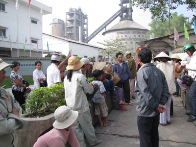 Dân vây kín Nhà máy Xi măng Văn Xá