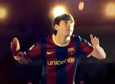 Messi đánh bóng bàn bằng...chân