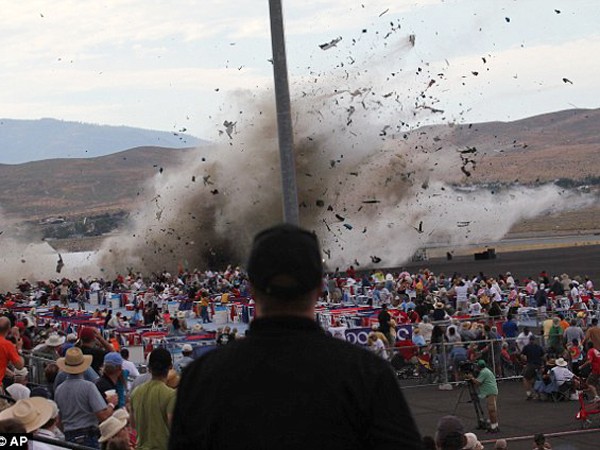 Đám đông hoảng loạn khi máy bay nổ tung