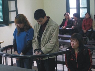 Bà trùm Vinh "thổ " (phải) khóc trong phiên tòa 3-1-2011
