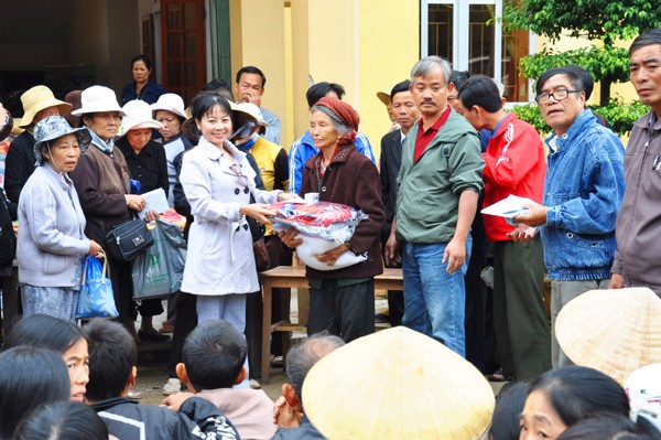 Ban đại diện Báo Tiền Phong khu vực Tây Nguyên cứu trợ tại Hà Tĩnh