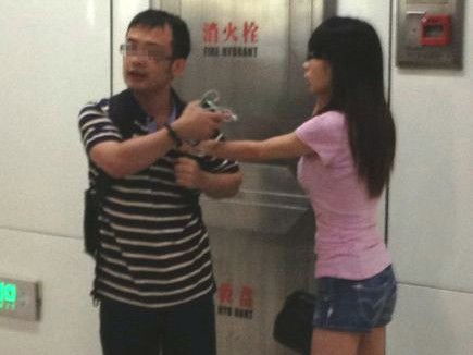 Bị bắt vì cởi áo ngực phụ nữ trên tàu điện ngầm
