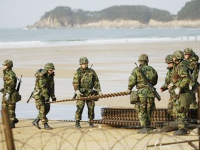Binh lính Hàn Quốc tham gia tập trận trên bãi biển ở miền tây nam Hàn Quốc hôm 28-11. Ảnh: AP