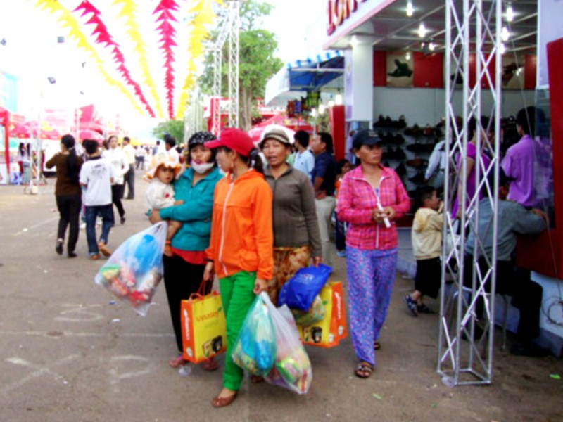 Đông đảo người mua hàng tại Hội chợ HVNCLC Bình Định - 2010
