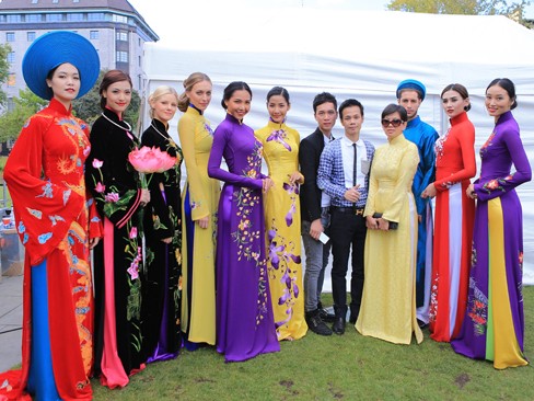 Dàn mẫu Việt đẹp lung linh với áo dài trên đất Anh