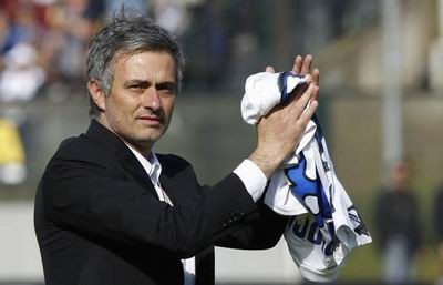 Mourinho đã ăn mừng một cách tiết chế cảm xúc nhất khi Inter giành Scudetto. Có lẽ ông đợi tới khi có Champions League sẽ bùng nổ….