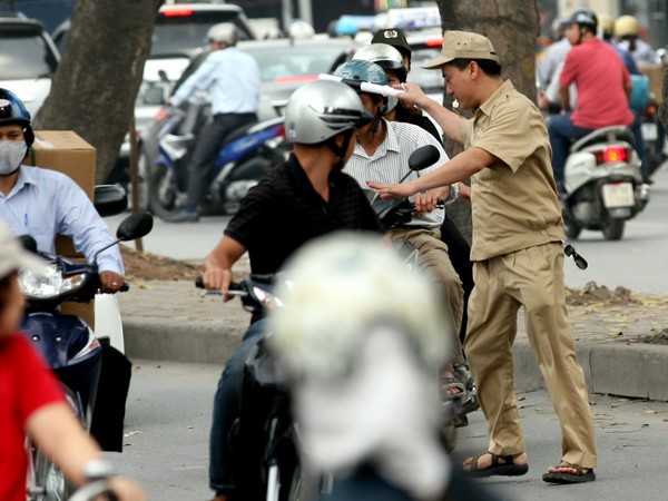 Trật tự đô thị lao ra giữa đường chặn xe tại ngã ba đường Láng - Thái Thịnh