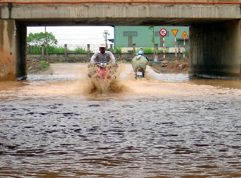 Đại lộ Thăng Long lại ngập nước