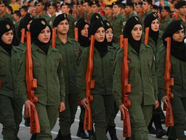 Nữ sinh trường Quân sự Palestine duyệt binh ngày tốt nghiệp