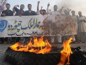 Biểu tình tại Lahore, Pakistan, sau vụ NATO "xâm phạm không phận" (Nguồn: Reuters)