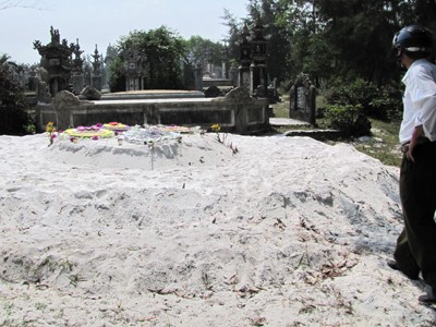 Ngôi mộ cụ C. từng bị những người mê tín đào bới, đốt phá