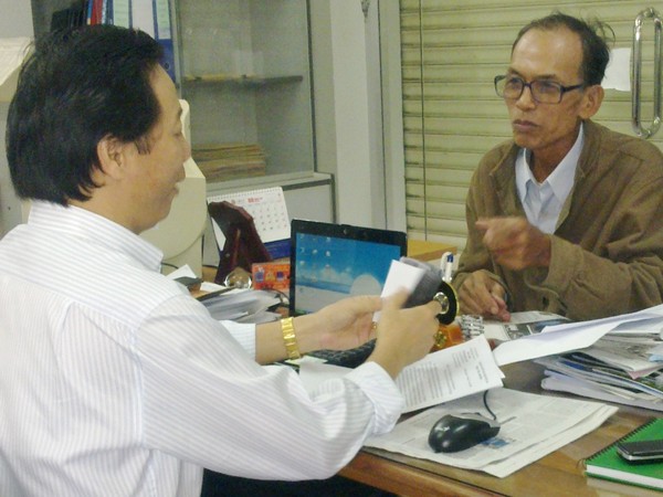 Ông Bậc (phải) trình bày vụ việc với PV Tiền Phong
