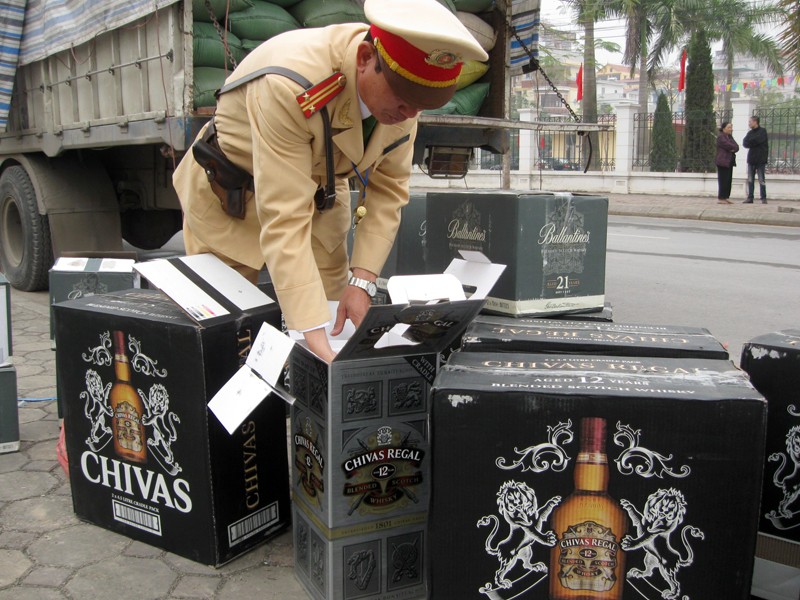 Hà Nội: Bắt giữ xe tải chở gần 150 chai rượu lậu