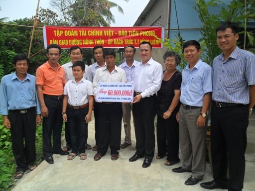 ông Phạm Anh Tuấn, chủ tịch Tập đoàn tài chính Việt trao 60 triệu cho đại diện ấp Rạch Triếc, thị trấn Vũng Liêm