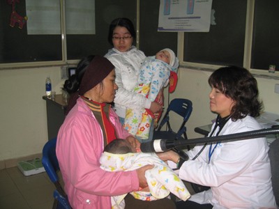Nhiều trẻ sốt phát ban và viêm đường hô hấp đến BV Nhi T.Ư khám những ngày qua