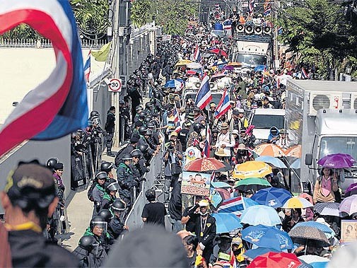 Khoảng 3000 người biểu tình bao vây nhà thủ tướng Yingluck Shinawatra hôm qua, 26/12 (Ảnh: Bangkokpost)