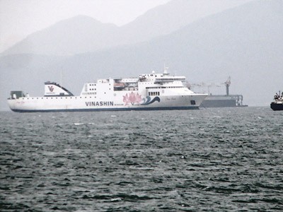 Tàu Hoa Sen neo tại vịnh Cam Ranh tháng 1-2011
