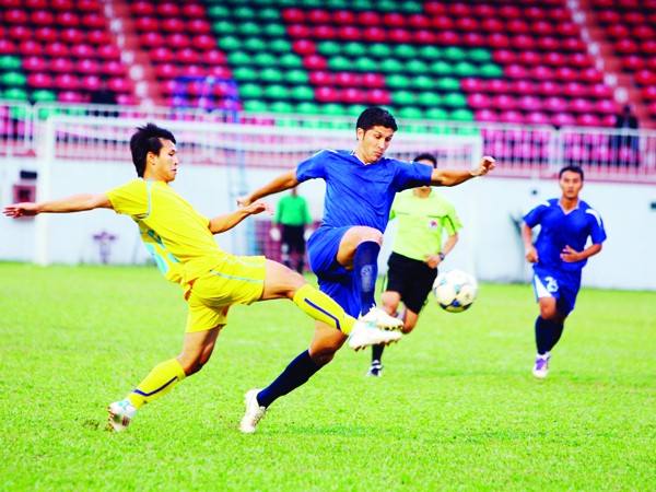 Một pha bóng trong trận Thanh Hóa (vàng) gặp Khánh Hòa tại Vietbank Cup. Ảnh: SMT