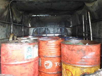 Các thùng phi chứa đầy dầu bẩn bị phát hiện, thu giữ