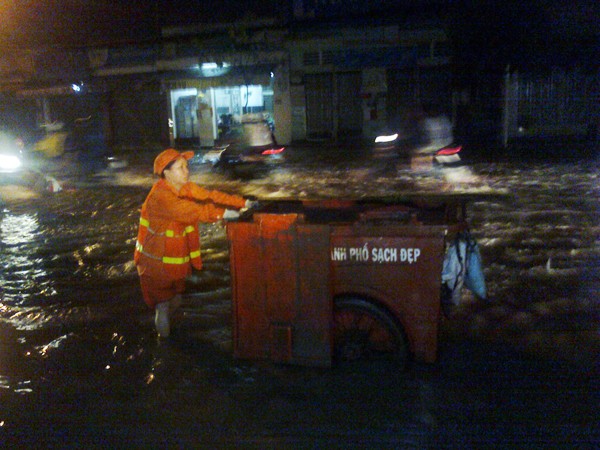 Đẩy xe rác giữa đường Huỳnh Tấn Phát, TPHCM