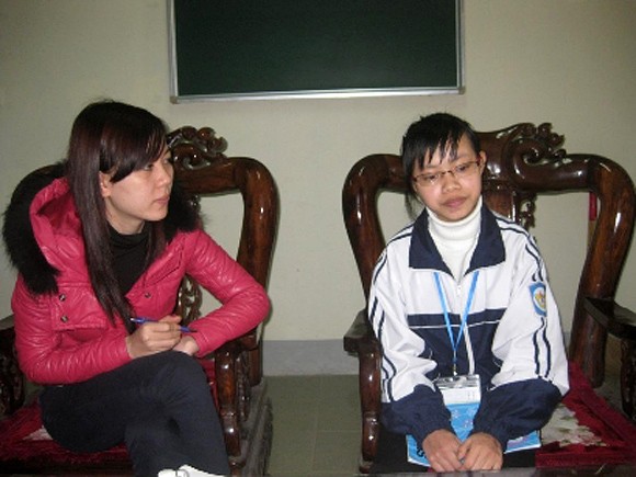 Linh Chi (bên phải) là học sinh giỏi Văn nổi tiếng xứ Nghệ