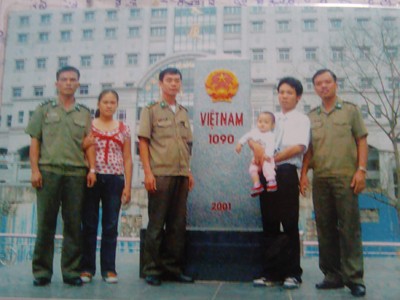 Vợ chồng Lục Thị Tuyết đưa con thăm Đồn Biên phòng Tân Thanh
