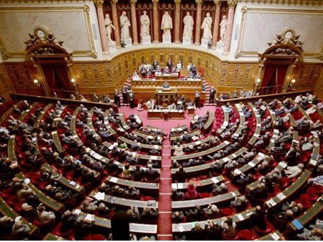 Pháp thông qua luật chống quấy rối tình dục