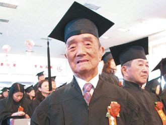 Cụ ông 93 tuổi tốt nghiệp đại học bằng kép