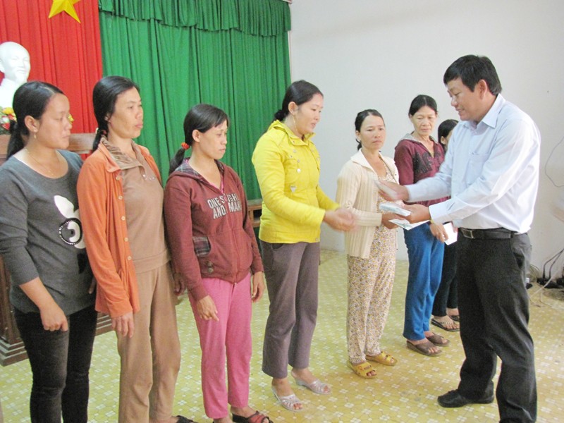 Ông Trần Xuân Thịnh trao quà cho người nghèo ở đảo Lý Sơn