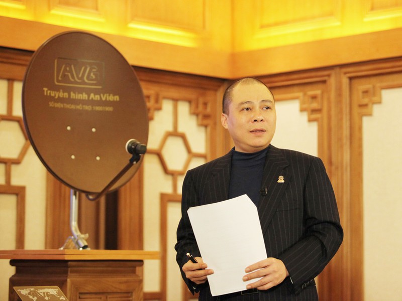Chú thích: Chủ tịch AVG, Phạm Nhật Vũ đã nói không với yêu cầu của VPF cho VTV độc quyền