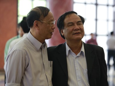 GS.TS Trần Ngọc Đường (trái) trao đổi bên lề Quốc hội Ảnh: Hồng Vĩnh