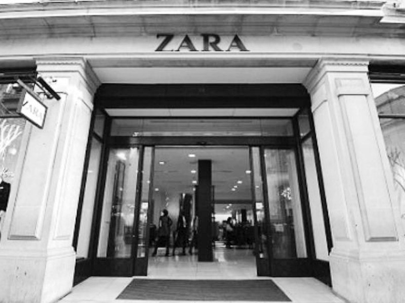 Chuỗi cửa hàng Zara, ở London, thường xuyên bật điều hòa và mở cửa