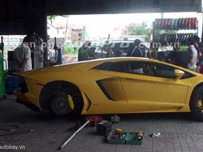 Thay lốp Lamborghini Aventador trên vỉa hè Sài Gòn