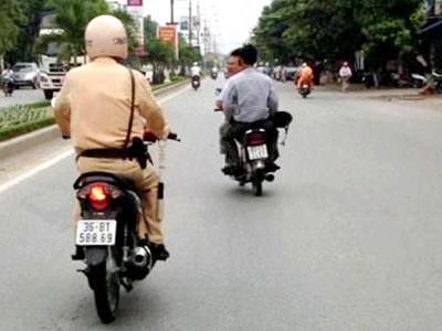 Hình ảnh CSGT được cho là Nguyễn Ngọc Hoàng đuổi theo xe máy của 2 anh Ngọc, Kỷ