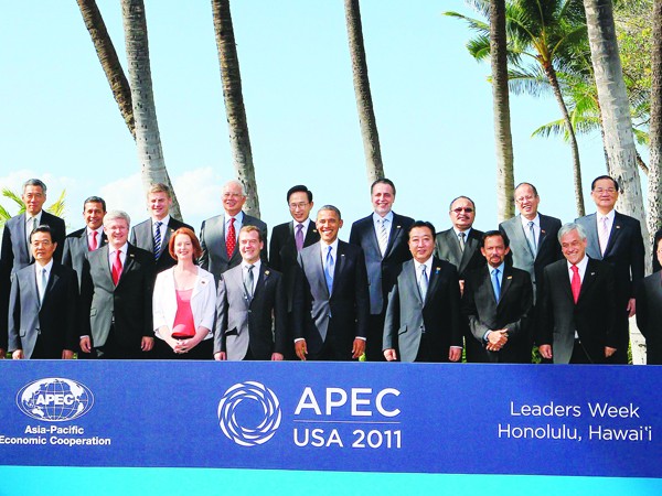 Chủ tịch nước Trương Tấn Sang (hàng thứ hai, ngoài cùng bên phải) với các nhà lãnh đạo các nền kinh tế thành viên APEC Ảnh: TTXVN